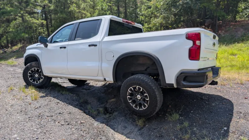 Chevrolet Silverado ZR2 2026: мощный трал, который не любит пункты питания
