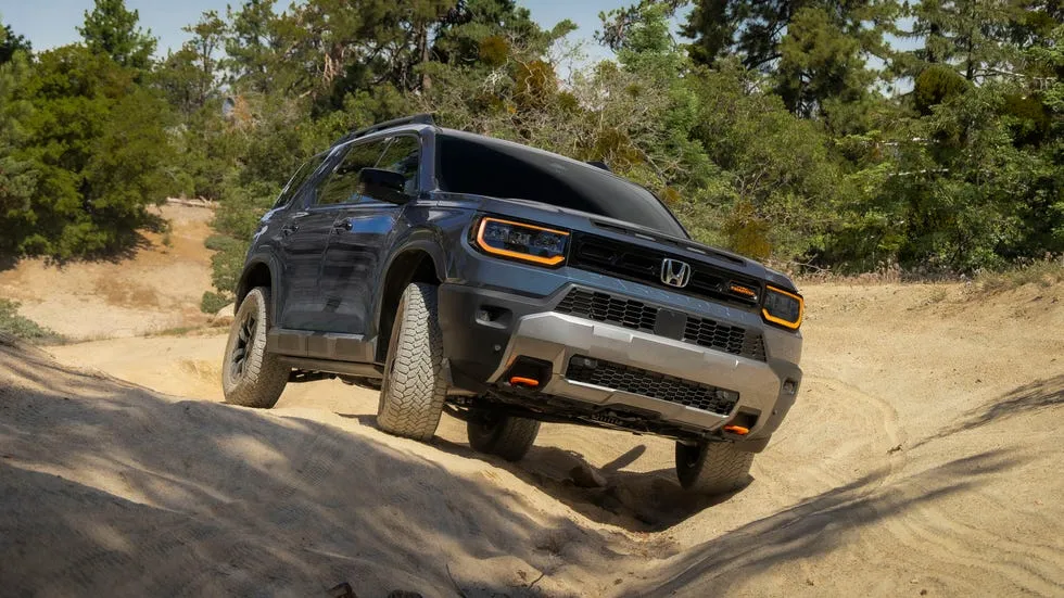 Современный внедорожник Honda Passport TrailSport в динамичной обстановке