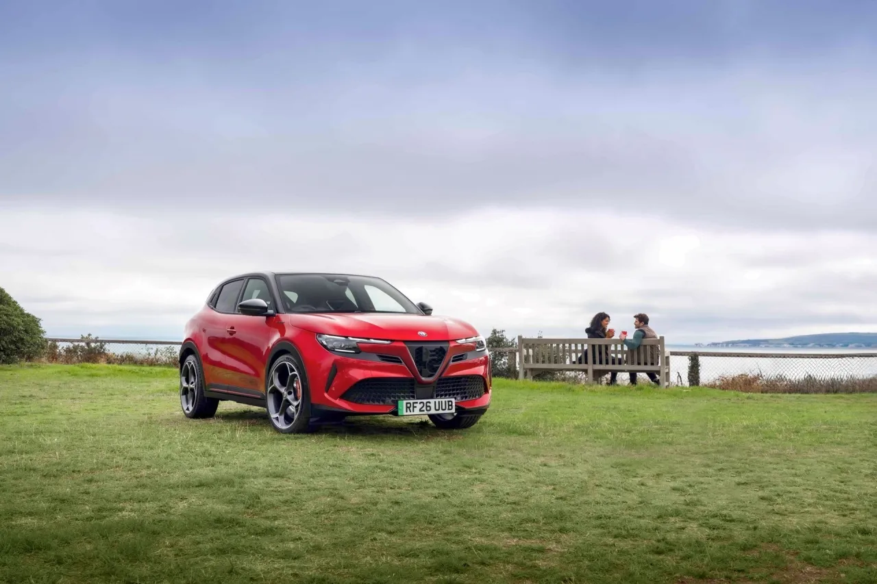 Стильный интерьер и экстерьер компактного кроссовера Alfa Romeo Junior