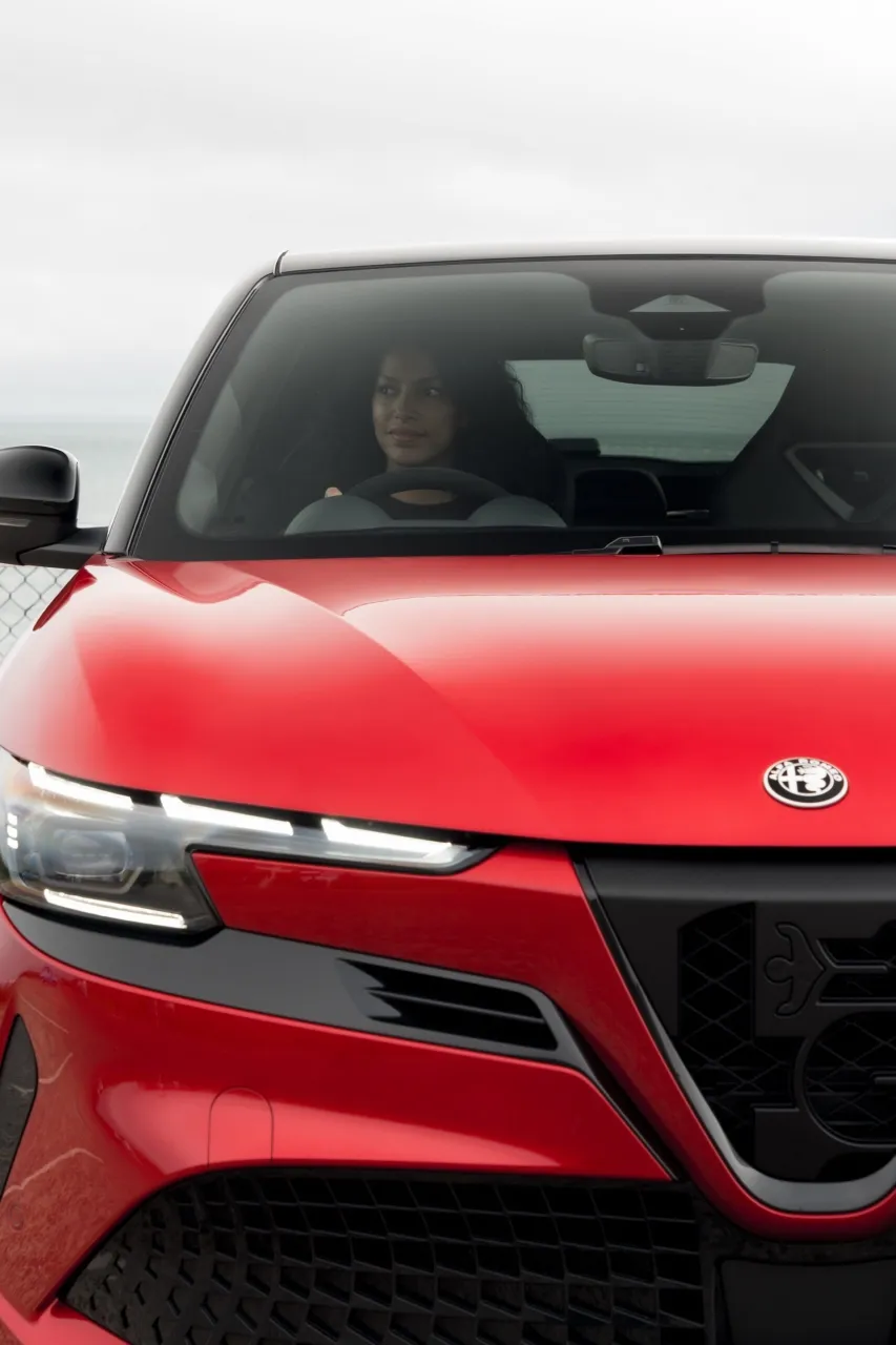 Alfa Romeo Junior Elettrica на живописной загородной дороге