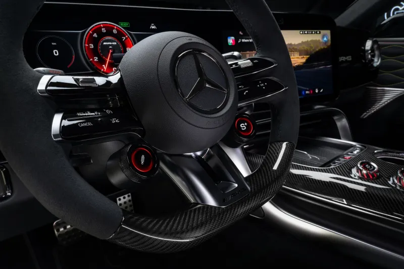 Как звучит поддельный V8 на 1153-сильном AMG GT