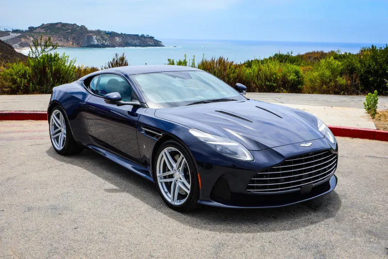 Кузовной окрас спорткара Aston Martin, вдохновленный классикой середины века