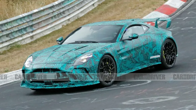 Внешний вид нового спортивного купе Aston Martin Vantage RS во время заездов