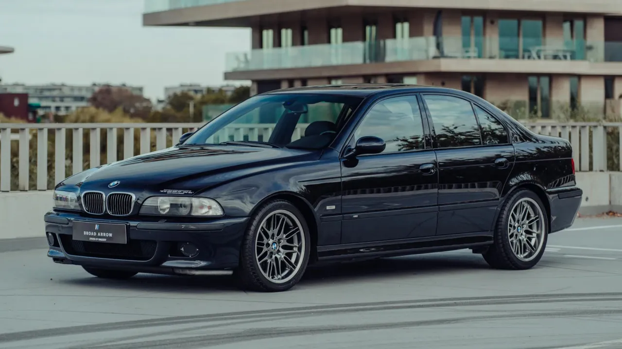 Вид сбоку на уникальный BMW E39 M5 с экспериментальным мотором VW W10
