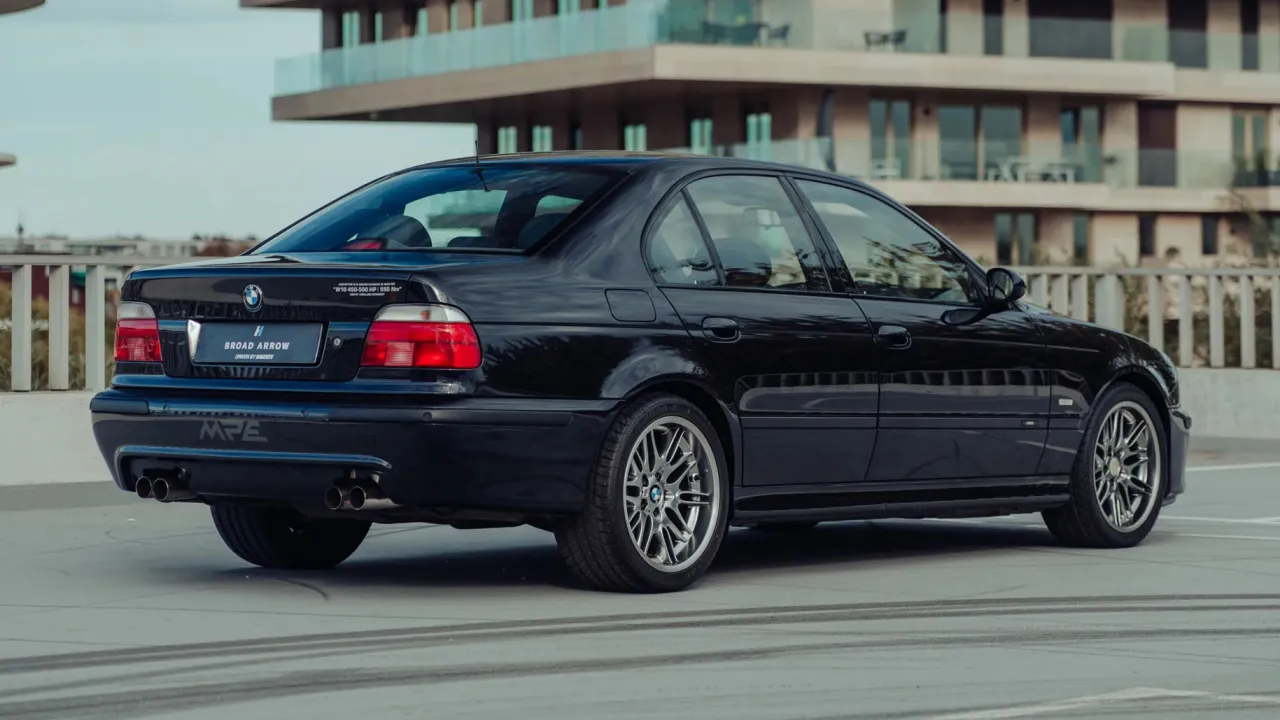 Подкапотное пространство редкого прототипа BMW M5 E39 с мотором W10
