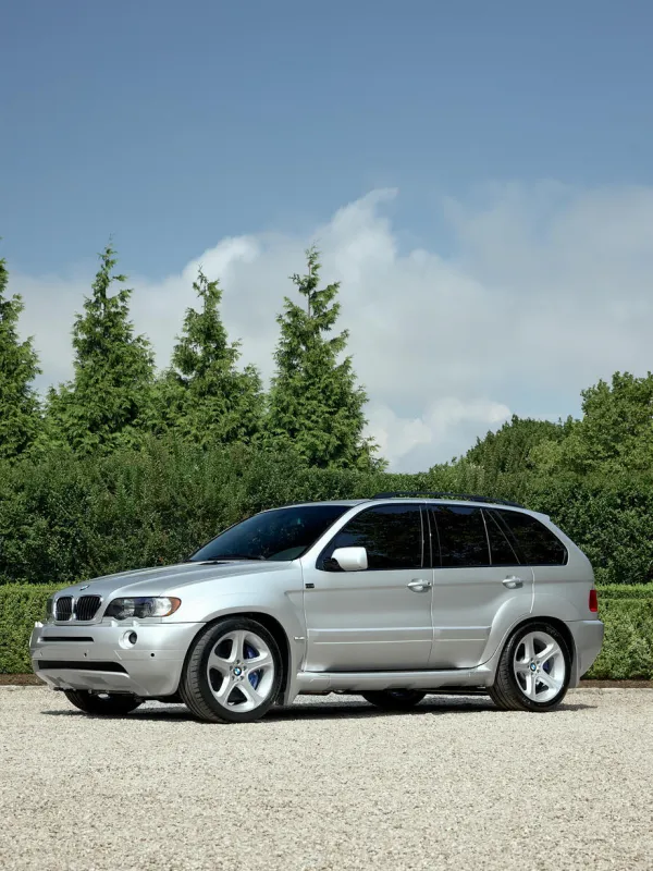 Детали интерьера тюнингованного кроссовера BMW X5 с фирменным тиснением и кожаной обивкой