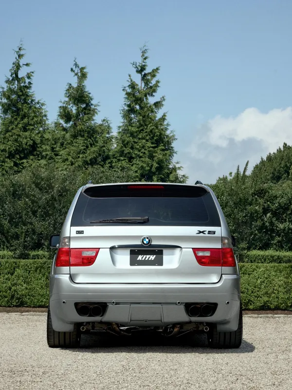 Внешний вид эксклюзивного серебристого кроссовера BMW X5 в рамках специальной коллаборации