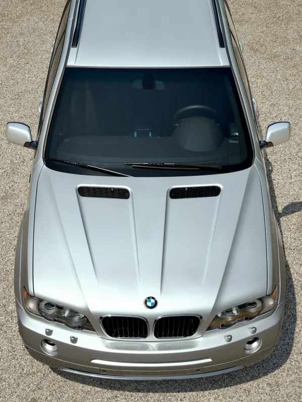 Современный спортивный кроссовер BMW X5 с уникальным дизайном колесных дисков и элементов кузова