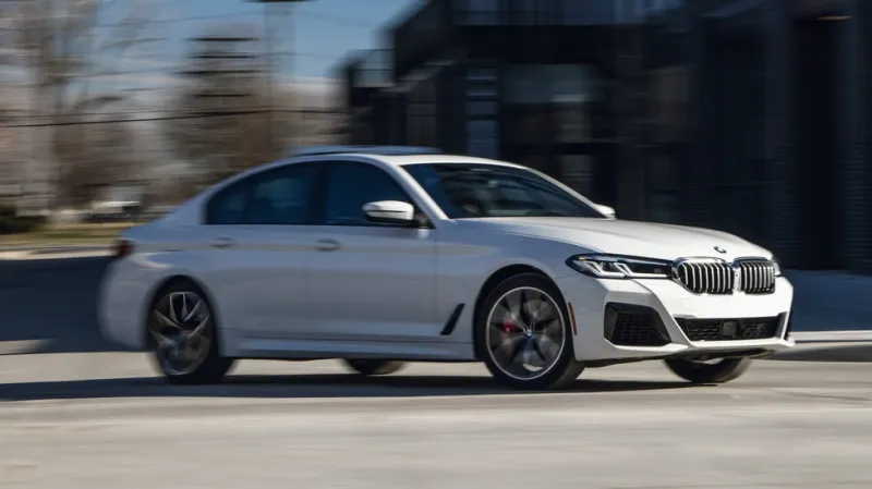 Современный немецкий седан BMW 540i в движении