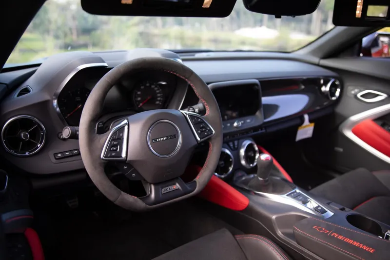 Прокатив 370 миль за два месяца, владелец Camaro заработал на Mustang