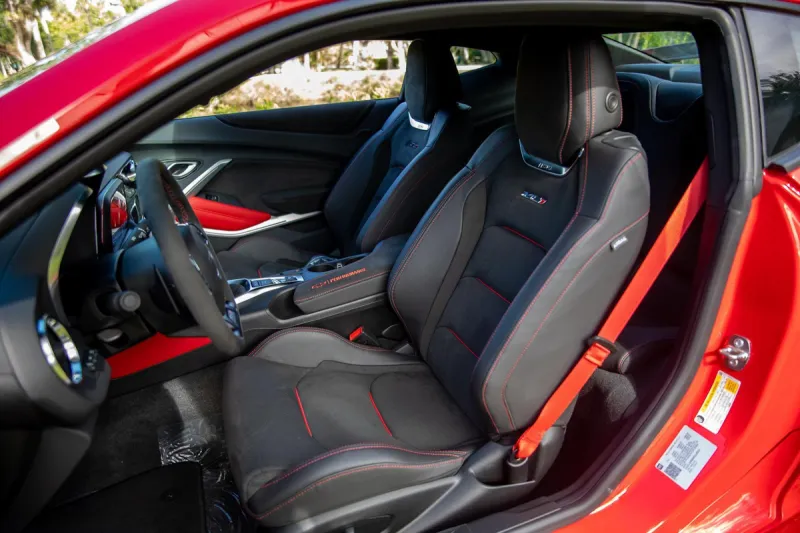 За два месяца на Camaro проехано 370 миль, доход на Mustang