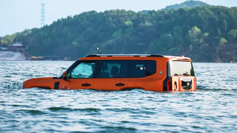 Плавающий внедорожник Jetour G700 на тестах