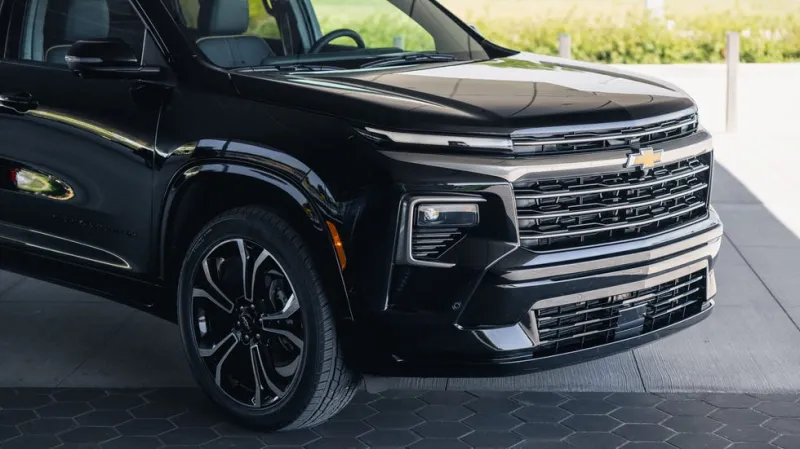 Черный кроссовер Chevrolet с акцентом на переднюю решетку радиатора и стильные колесные диски.