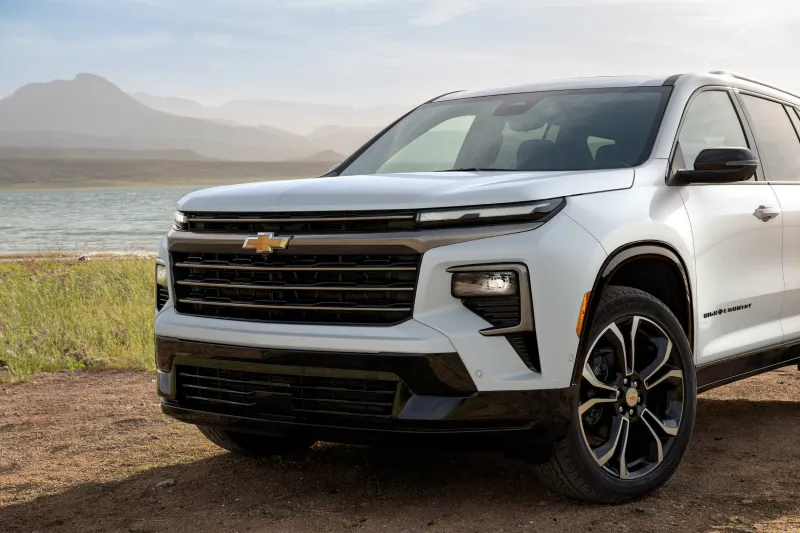 Новый логотип люксовой версии High Country на кузове автомобиля