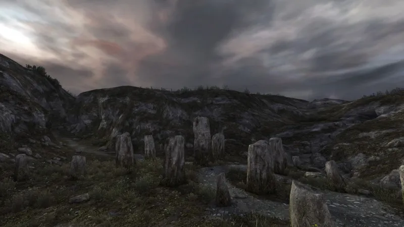 Одинокая тропа, уходящая вглубь заброшенного острова из игры Dear Esther