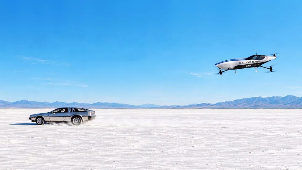 Футуристичный DeLorean мчится по соляной равнине, пока летательный аппарат висит в небе на фоне голубого неба