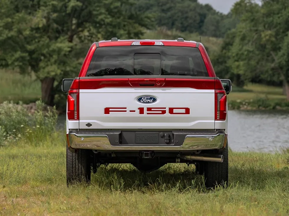 Задняя дверь Ford F-150 с красной надписью и хромовыми акцентами, логотип и название модели