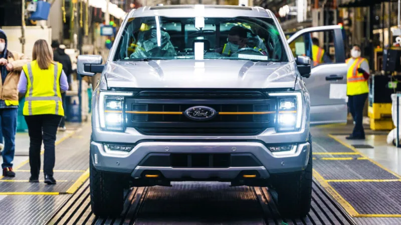 F-150 отставал на 60 000 единиц, затем сломался штамп капота