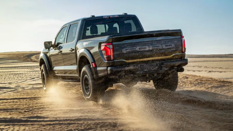 вид сзади на спортивный пикап ford f 150