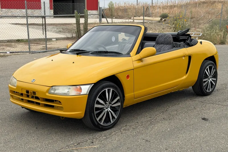 Компактный спортивный автомобиль с открытым верхом