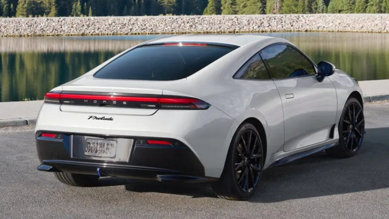 Спортивный автомобиль на дороге