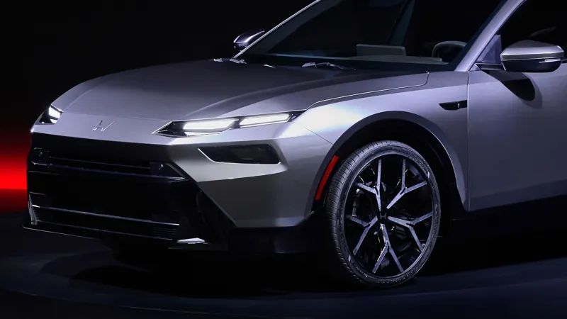 Снимок прототипа гибридного седана Honda Fastback и SUV Acura RDX без EV