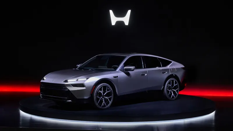 Визуализация нового гибридного седана Honda Fastback и модели Acura RDX без электромобилей