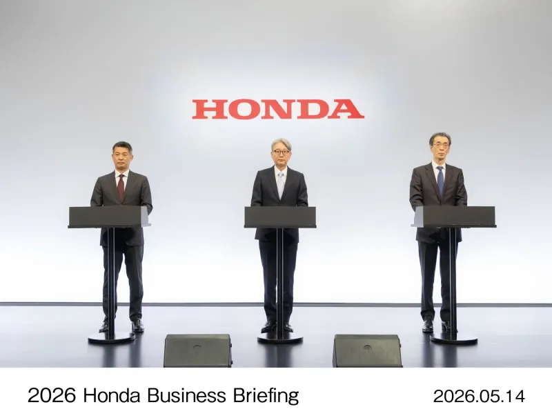 Сцена с новым гибридным седаном Honda Fastback и моделью Acura RDX без электромобилей