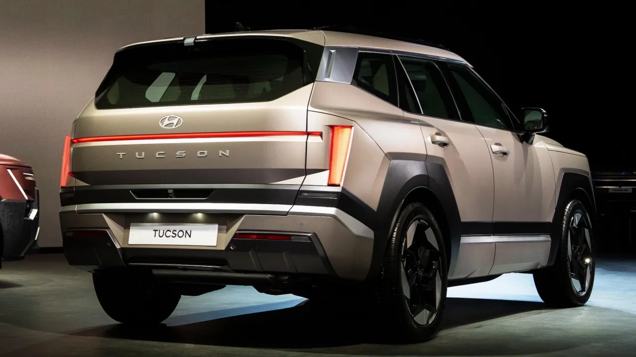 Hyundai Tucson запоминает траекторию заезда на парковку и автоматически разворачивается
