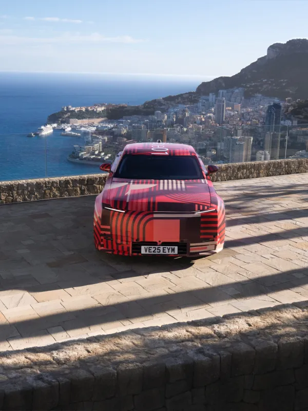 Футуристический седан Jaguar на фоне яхт и вилл