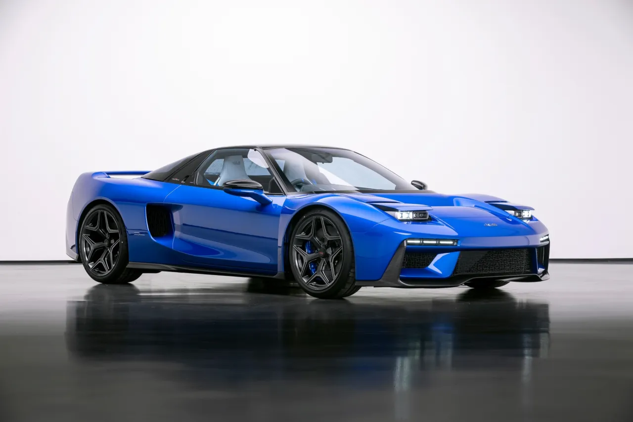 Задняя часть рестомода Honda NSX со встроенным спойлером и светодиодными фонарями