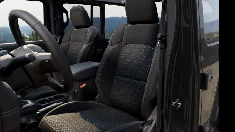 Детали интерьера и фирменный селектор КПП внедорожника Jeep