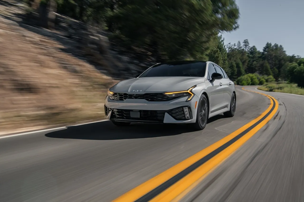Спортивная модификация Kia K5 на дороге