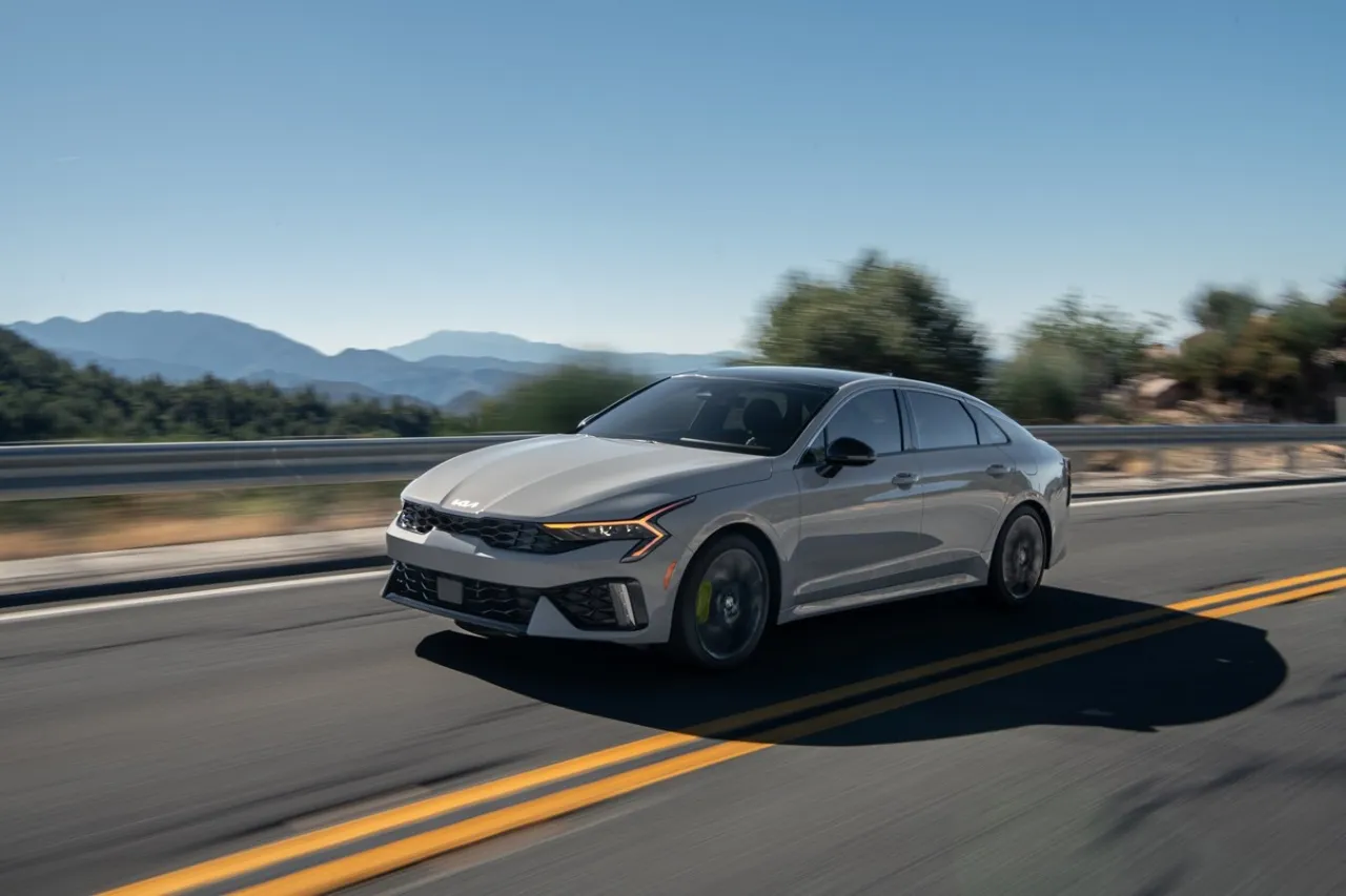 Фирменный логотип и детали экстерьера Kia K5