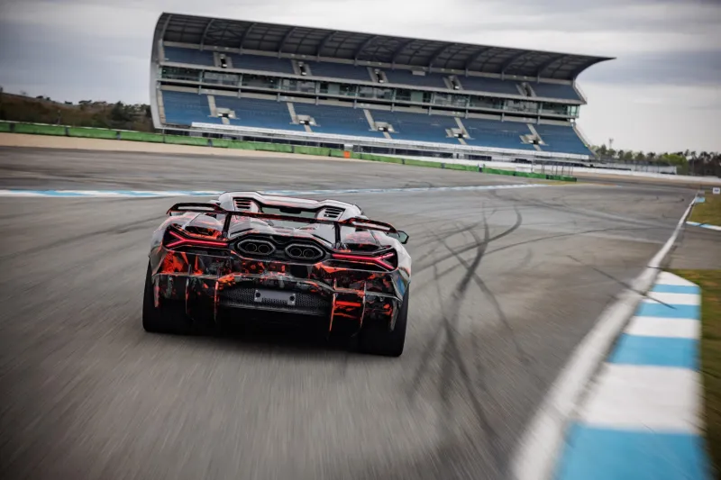 Заводской тестовый образец новой модели Lamborghini в камуфляжной пленке