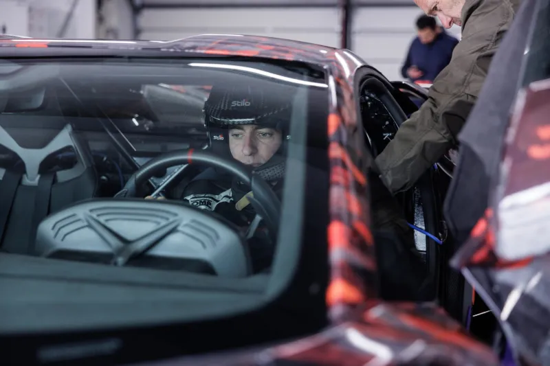 Детали экстерьера и агрессивный дизайн нового флагмана от Lamborghini