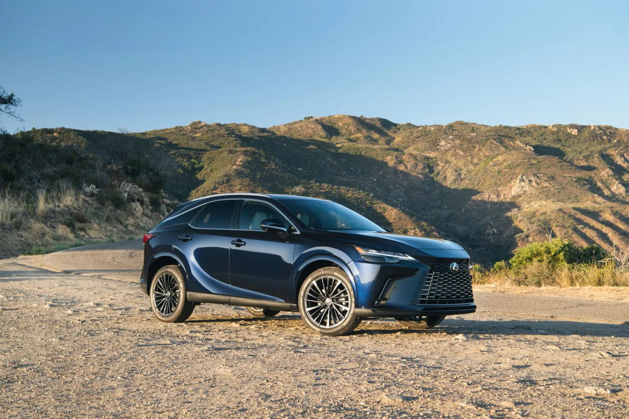 Обновленный дизайн передней части роскошного кроссовера Lexus RX