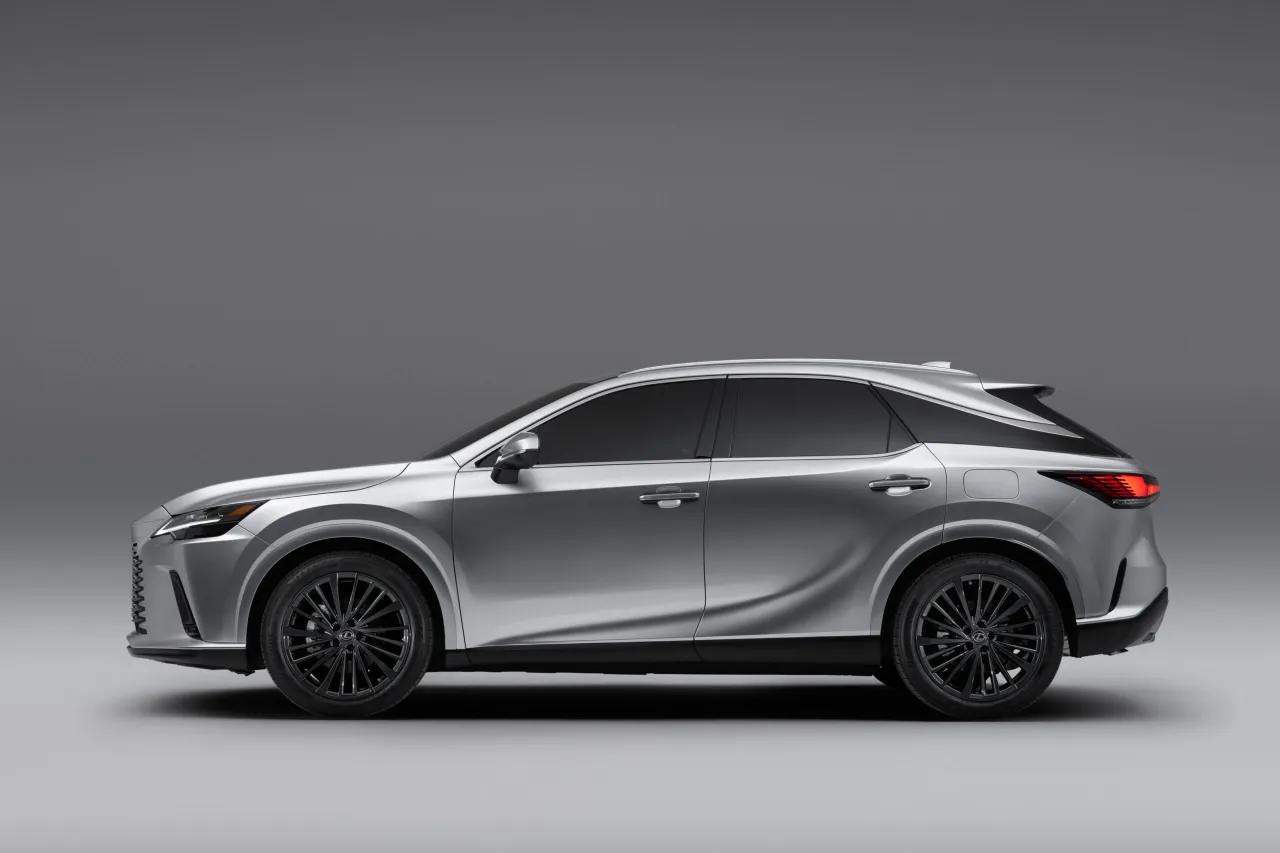 Вид сбоку на современный кроссовер премиум-класса Lexus RX