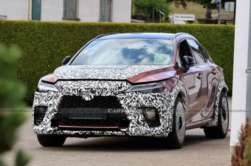 Вид спереди на закамуфлированный Lexus RX Morizo RR