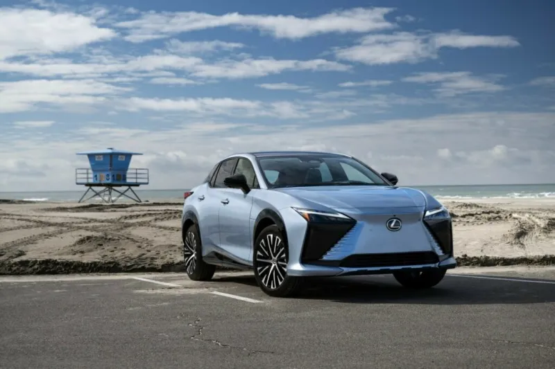 Новый электромобиль Lexus ES EV перед началом поездки