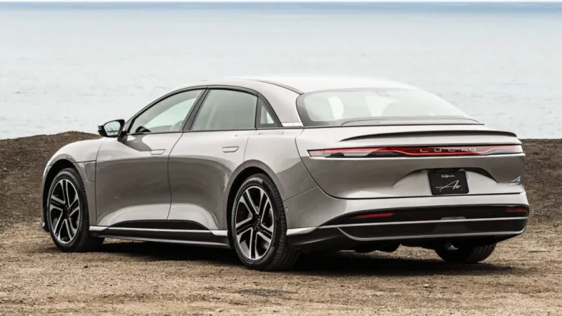Программное обеспечение Lucid Air играет роль пожарного, требуя парковки вне гаража