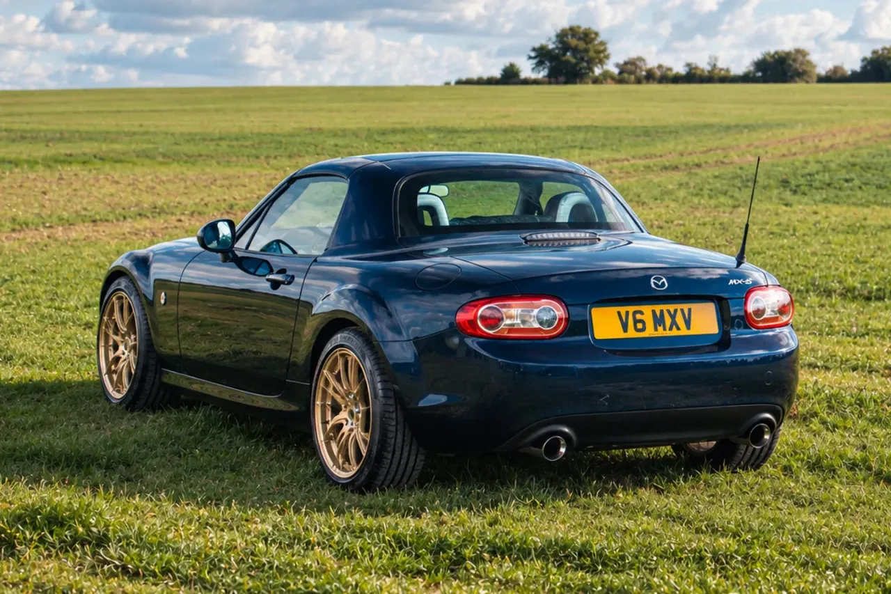Спортивный родстер Mazda MX-5 с установленным шестицилиндровым двигателем