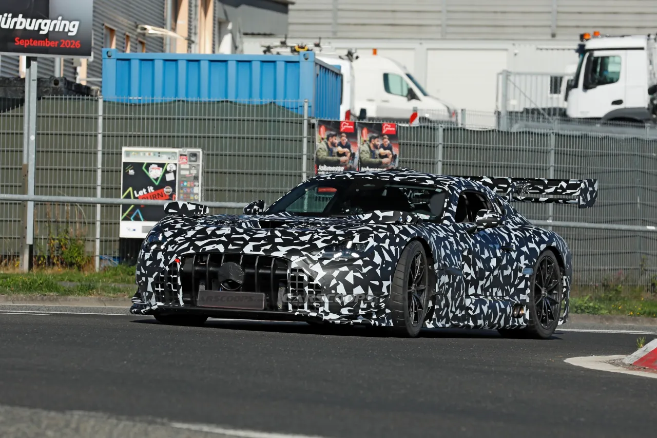 Пожар прототипа AMG GT Black Series у входа в тестовый центр Нюрбургринга