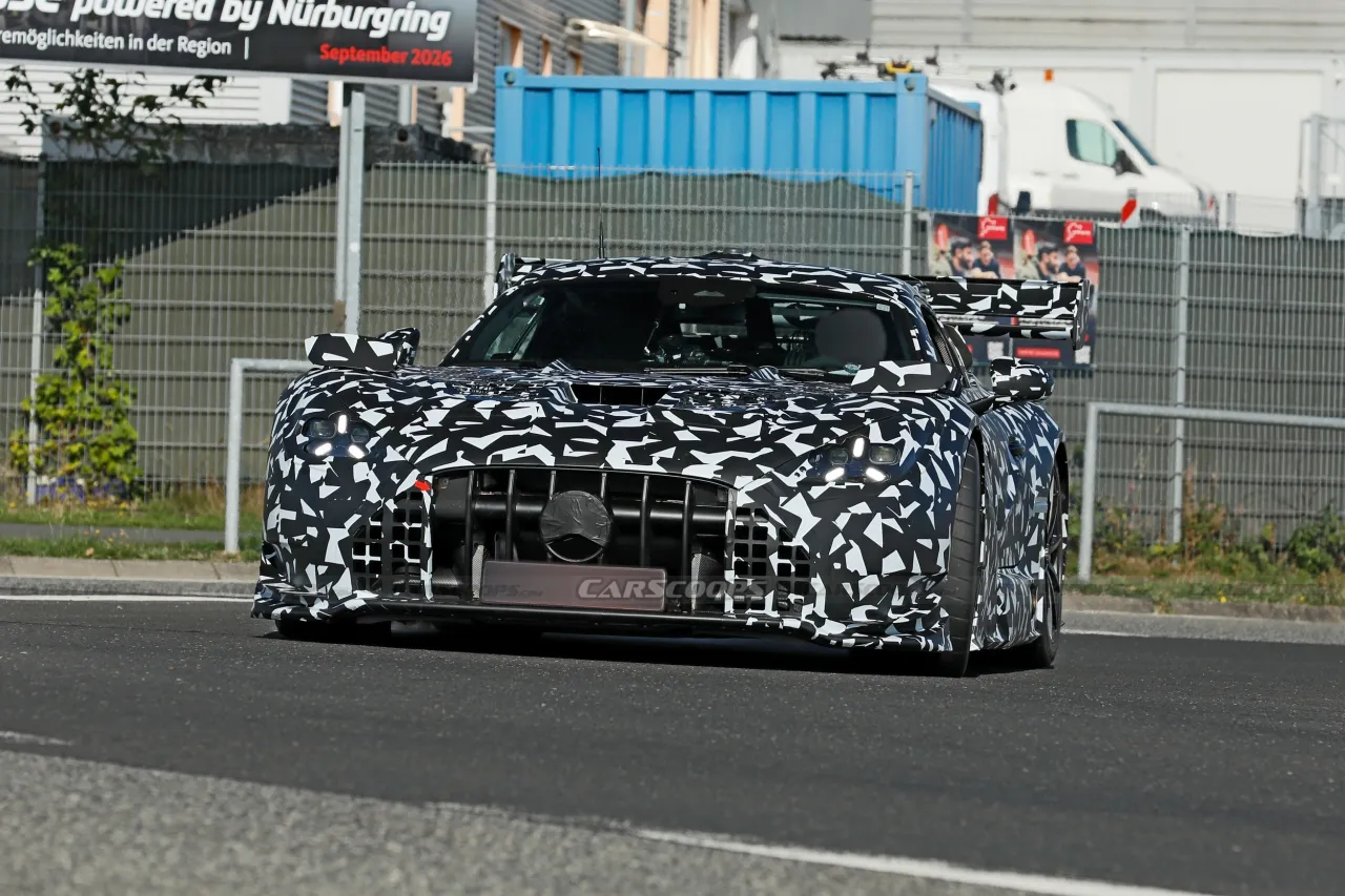 Горение бортовых выхлопов Mercedes-AMG GT Black Series на тестах