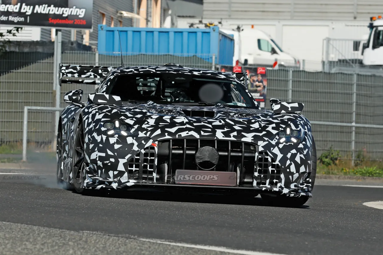 Эвакуация сгоревшего прототипа AMG GT Black Series на Г-классе