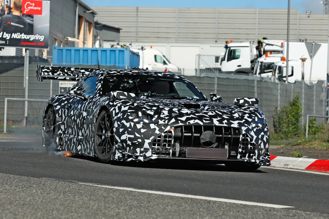 Сотрудники AMG и Manthey Racing тушат прототип GT Black Series