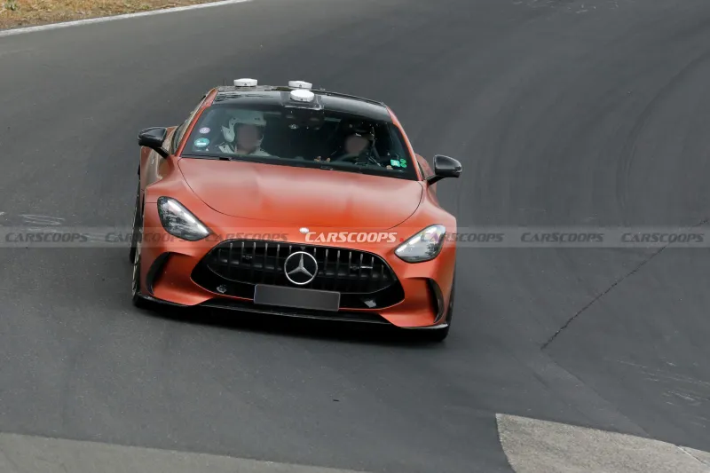 Немецкий суперкар Mercedes-AMG проходит сложную трассу без участия водителя