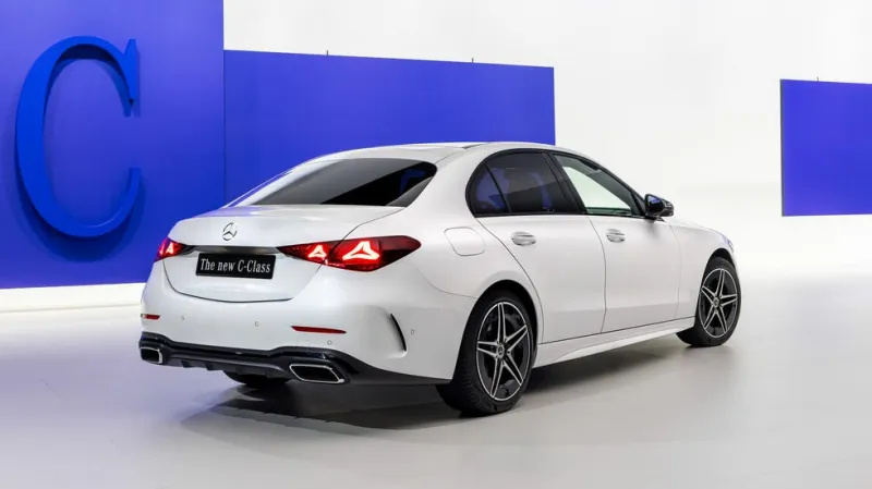 Элегантный профиль люксового автомобиля Mercedes-Benz