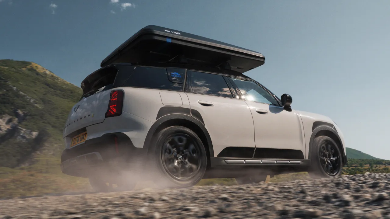Раскладная палатка на крыше кроссовера Mini Countryman Untamed