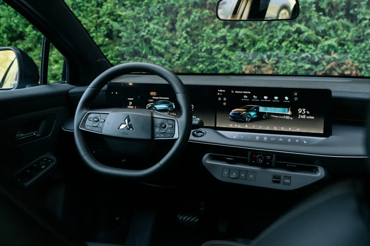 Электрокроссовер Mitsubishi Eclipse Sportback в сравнении с Nissan Leaf по стоимости